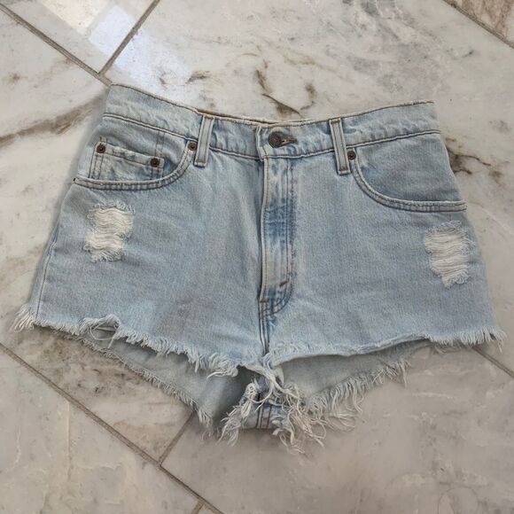 Light wash Levi shorts - Picture 7 of 10